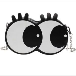 Eye & lash purse comes with a free pair of lashes